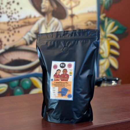 Edição do Mês — Fevereiro 2026 | Café do Mês: CATUAÍ VERMELHO — Grão Arábica.